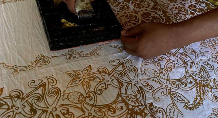 Keahlian pengerjaan dan perhatian pada motif membantu menjaga karakter setiap desain hingga ke hasil akhirnya.