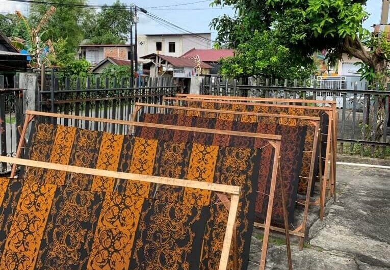 Setiap hasil diperiksa untuk menjaga kualitas motif, jahitan, finishing, dan konsistensi dari sample hingga produksi.
