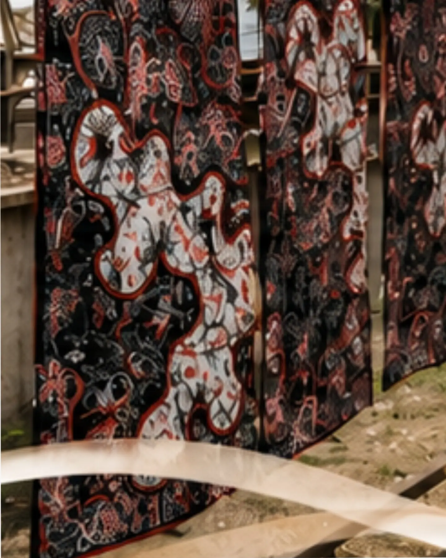 Setiap hasil diperiksa untuk menjaga kualitas motif, jahitan, finishing, dan konsistensi dari sample hingga produksi.