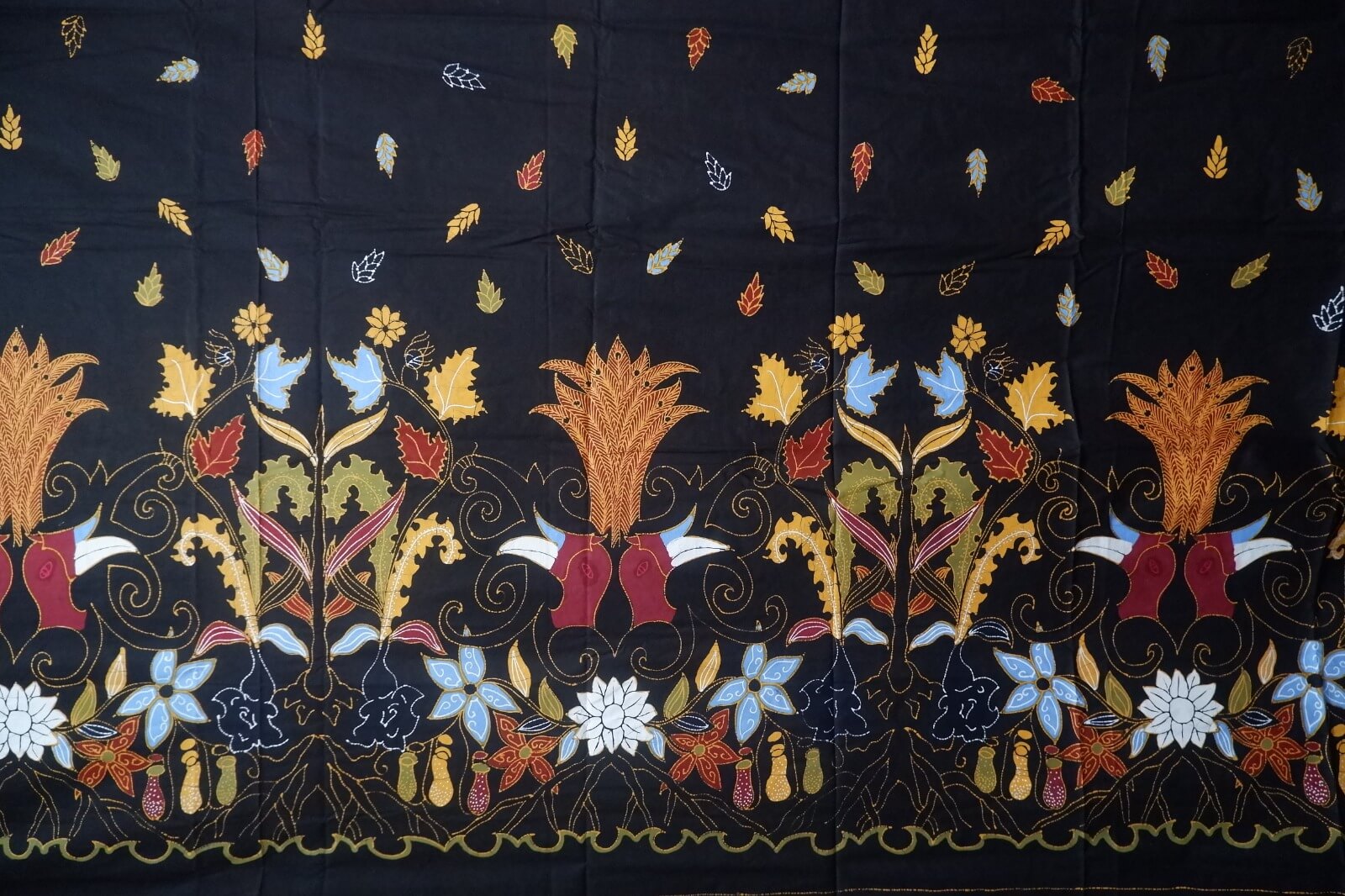Kain batik Arnesta dengan motif Anggrek Hitam Borneo